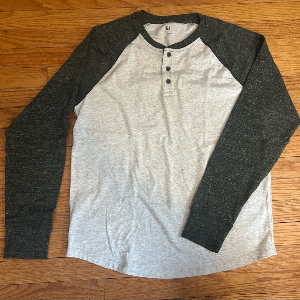 NWOT GAP Men's Henley Light Gray and Green Long Sleeve Tee Shirt Size Large